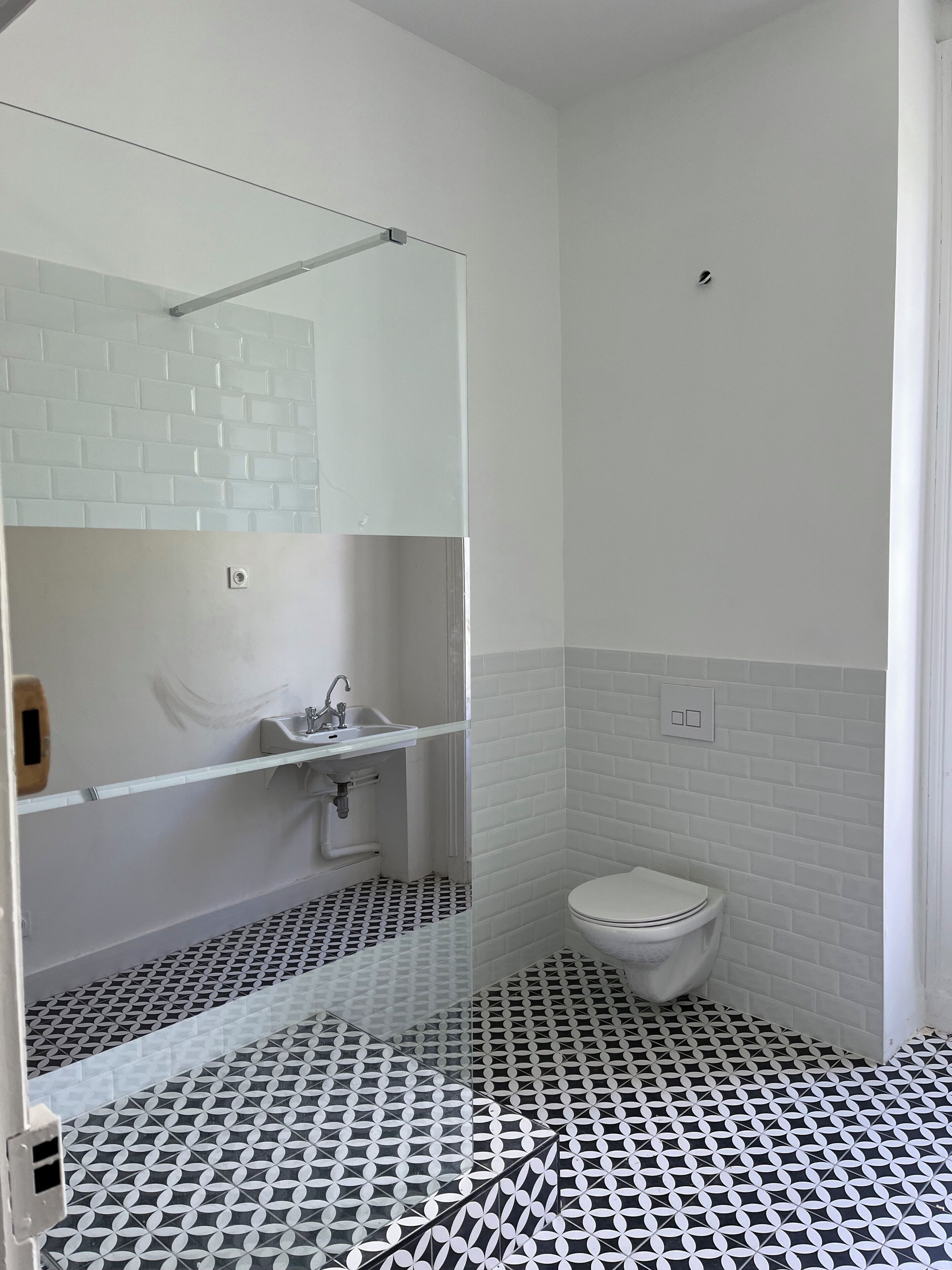 Dusche, Haartrockner, Handtücher, Toilettenpapier