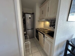 Kjøleskap, mikrobølgeovn, kokeplater og oppvaskmaskin