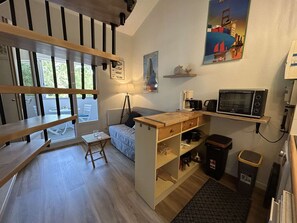 TV - Cozy 1-Bedroom Apartment with Balcony, Parking, 1200m from Beach in Saint-Jean-de-Monts (Saint-Jean-de-Monts)