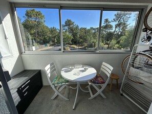 Dining - Cozy 1-Bedroom Apartment with Balcony, Parking, 1200m from Beach in Saint-Jean-de-Monts (Saint-Jean-de-Monts)