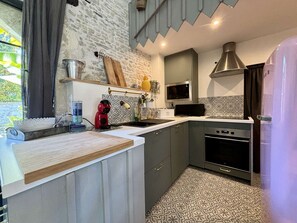 Refrigerador, microondas, horno y parrilla de estufa 