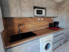 Fridge, microwave, stovetop, coffee/tea maker - 2-room apartment with mezzanine, beach access, private parking! (Marseillan-Plage)