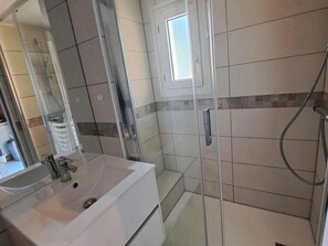 Bathroom - 2-room apartment with mezzanine, beach access, private parking! (Marseillan-Plage)