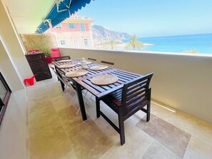 Outdoor dining - Superb renovated 4BR with AC and terrace near sea and center (Menton)