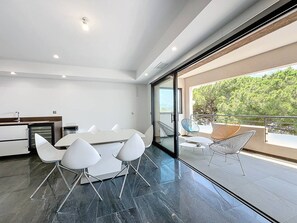 Dining - Luxury apartment 100m from the beach - 2 bedrooms, air conditioning, parking, WiFi (Saint-Cyr-sur-Mer)