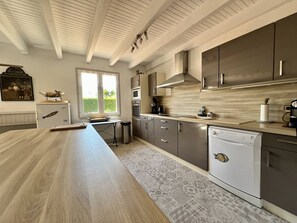 Fridge, microwave, stovetop, dishwasher - 4-room house near beach - La Brée-Les-Bains - 6 people (La Brée-les-Bains)