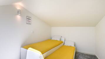 3 bedrooms, iron/ironing board, WiFi, bed sheets