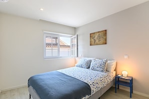 3 habitaciones, tabla de planchar con plancha, wifi y ropa de cama 
