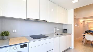 Coffee/tea maker, fridge, microwave, oven