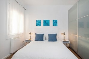 2 Schlafzimmer, Schreibtisch, Bügeleisen/Bügelbrett, Reisekinderbett