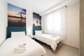 2 habitaciones y tabla de planchar con plancha 