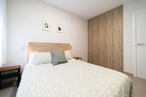 2 chambres, fer et planche à repasser, literie fournie