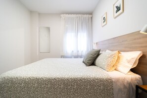 2 habitaciones, tabla de planchar con plancha y ropa de cama 