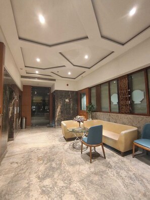 Área de estar no saguão