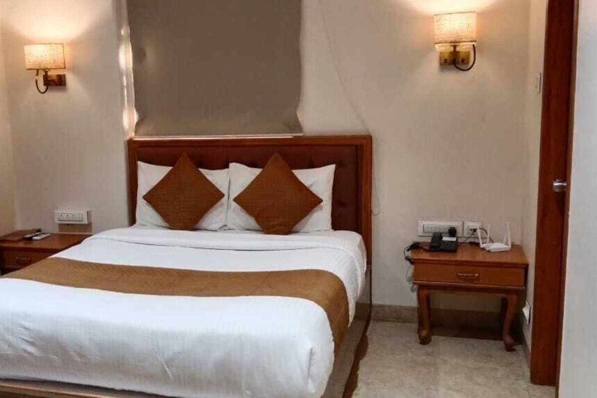 Escritorio, espacio para trabajar con laptop y cortinas blackout