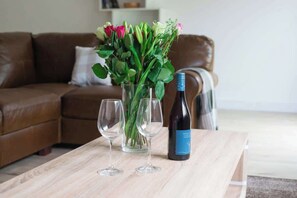 Smart TV, offices - York | Modern Cotswolds Stay Near Cirencester (South Cerney)