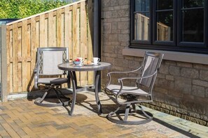 Outdoor dining - York | Modern Cotswolds Stay Near Cirencester (South Cerney)