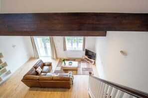 Smart TV, offices - York | Modern Cotswolds Stay Near Cirencester (South Cerney)