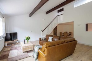 Smart TV, offices - York | Modern Cotswolds Stay Near Cirencester (South Cerney)