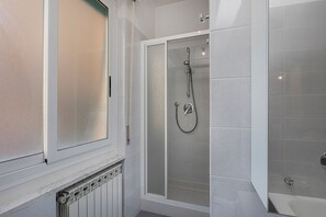 Apartment | Bathroom - Large Apartment in the Heart of Santa Margherita Ligure by Wonderful Italy (Santa Margherita Ligure)