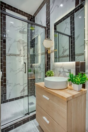 Een douche, een haardroger, handdoeken, zeep