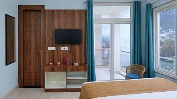 Deluxe Double Room, Balcony | Egyptian cotton sheets, premium bedding, Select Comfort beds