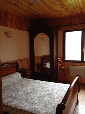 2 chambres, fer et planche à repasser