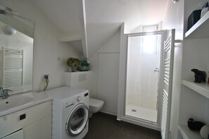 Hair dryer, towels, soap, shampoo - Appartement Suresnes - 4 pax - View over Paris - Bright - Quiet (Suresnes)