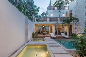 A heated pool - Experience tropical luxury in our villa with pools, lush surroundings, and concierge in Aldea Zama (Tulum)