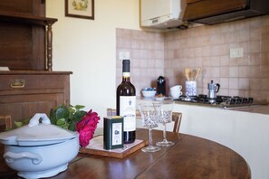 Réfrigérateur, four, plaque de cuisson, bouilloire électrique