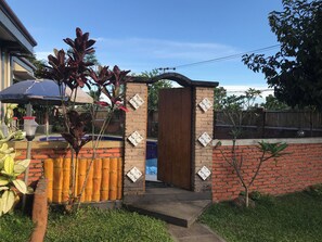 Habitación familiar con 2 camas individuales, vistas al jardín | Vistas al jardín