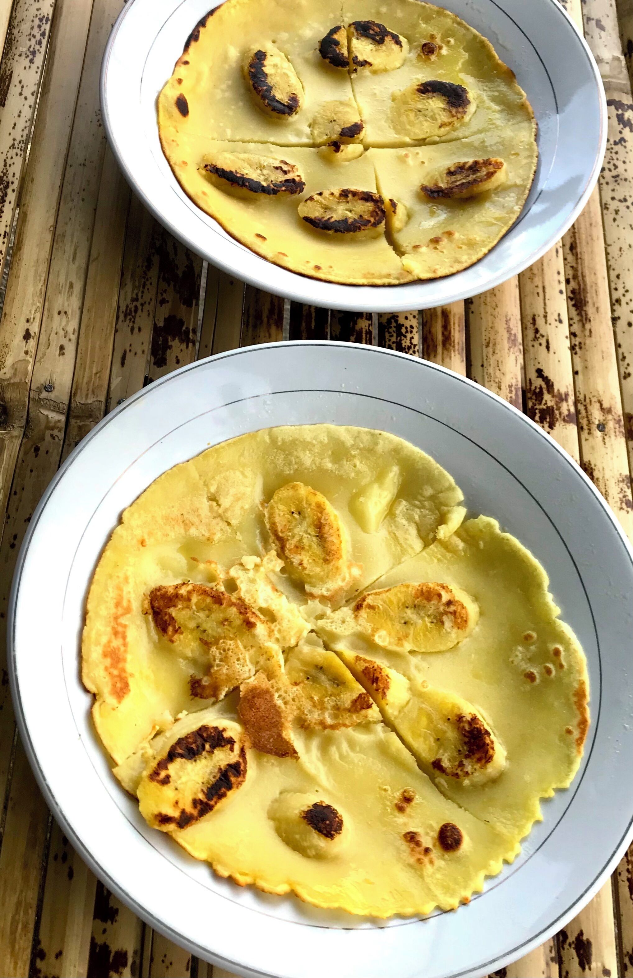 Dos platos de comida con rodajas de plátano encima.