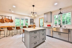 Kylskåp, mikrovågsugn, ugn och spishäll