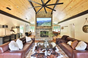 TV, peis, bøker og kontorer