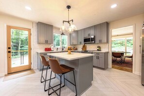 Kjøleskap, mikrobølgeovn, ovn og kokeplater