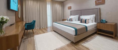 Habitación superior, 1 cama King size | Ropa de cama de alta calidad y minibar