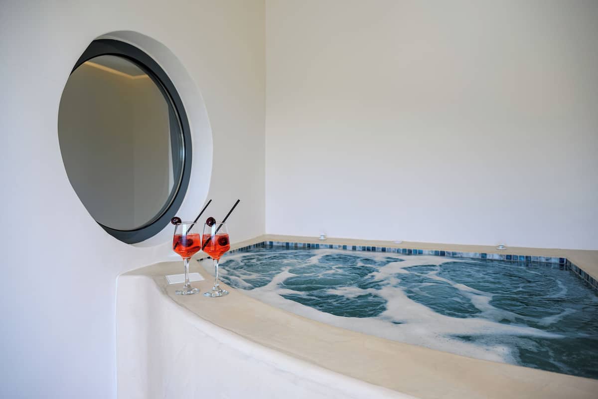 Suíte luxo, banheira de imersão | 1 quarto, roupas de cama premium, cofres nos quartos