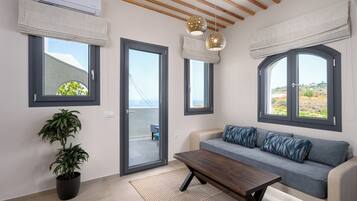 Galaria Serenity Villa with outdoor Hot Tub