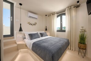 Premium bedding, in-room safe, individually decorated - Galaria Serenity Suites (Santorini)