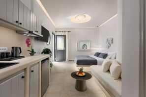 Deluxe Suite, Hot Tub | 1 bedroom, premium bedding, in-room safe, individually decorated