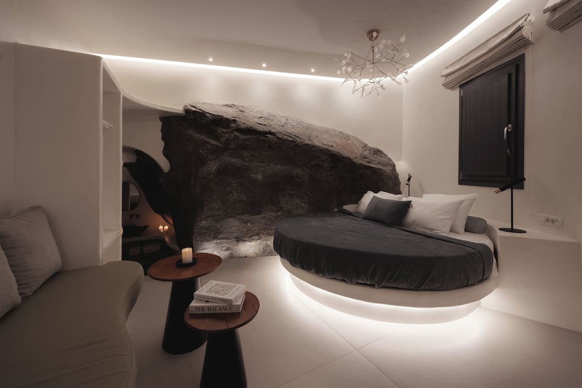 Ropa de cama de alta calidad y caja de seguridad en la habitación