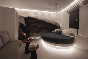 Ropa de cama de alta calidad y caja de seguridad en la habitación 