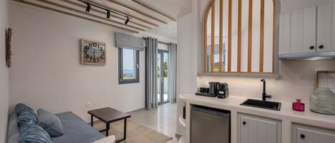 Deluxe Suite, Hot Tub | 1 bedroom, premium bedding, in-room safe, individually decorated