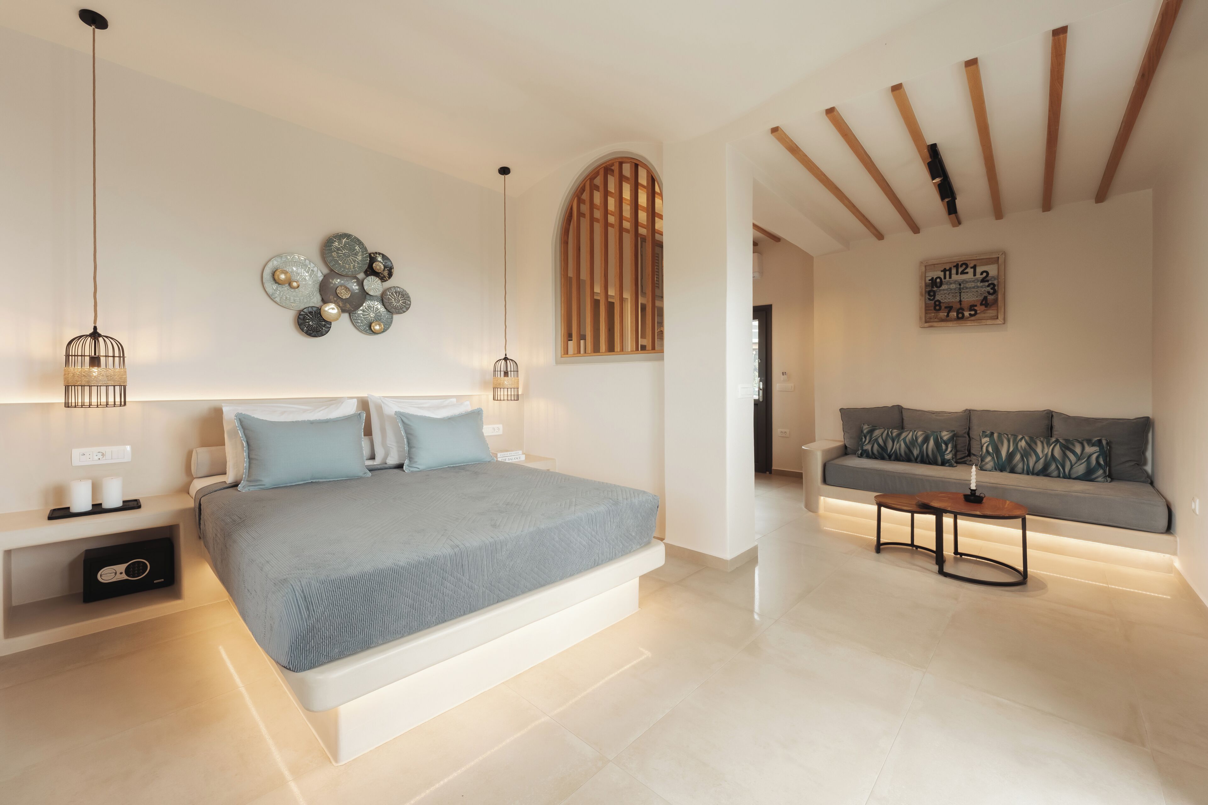 Estate Suite with Hot Tub | 고급 침구, 객실 내 금고, 각각 다른 스타일의 인테리어, 각각 다르게 가구 비치