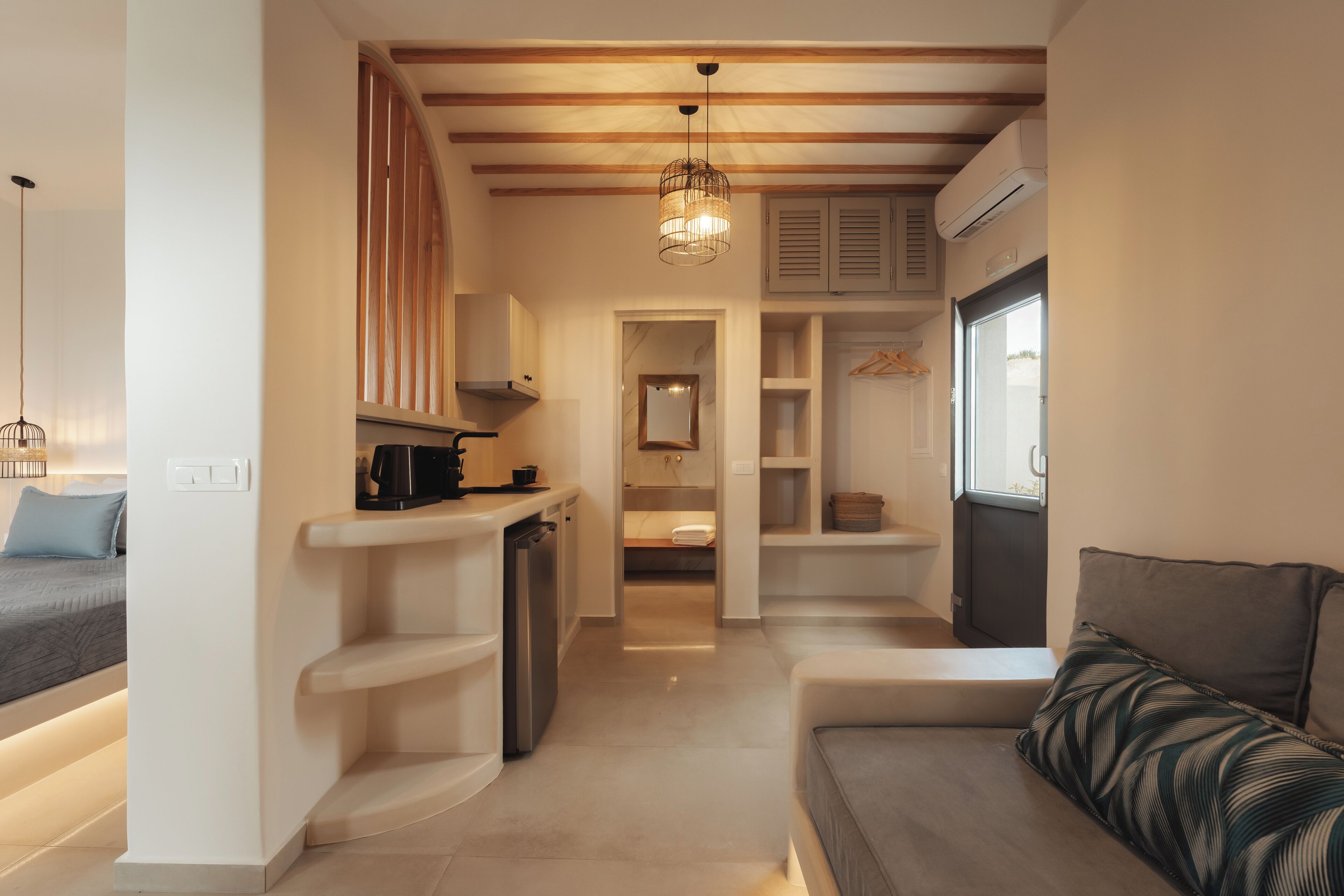 Estate Suite with Hot Tub | 고급 침구, 객실 내 금고, 각각 다른 스타일의 인테리어, 각각 다르게 가구 비치