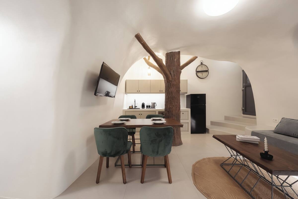 Un interior moderno con comedor, cocina y sala de estar.