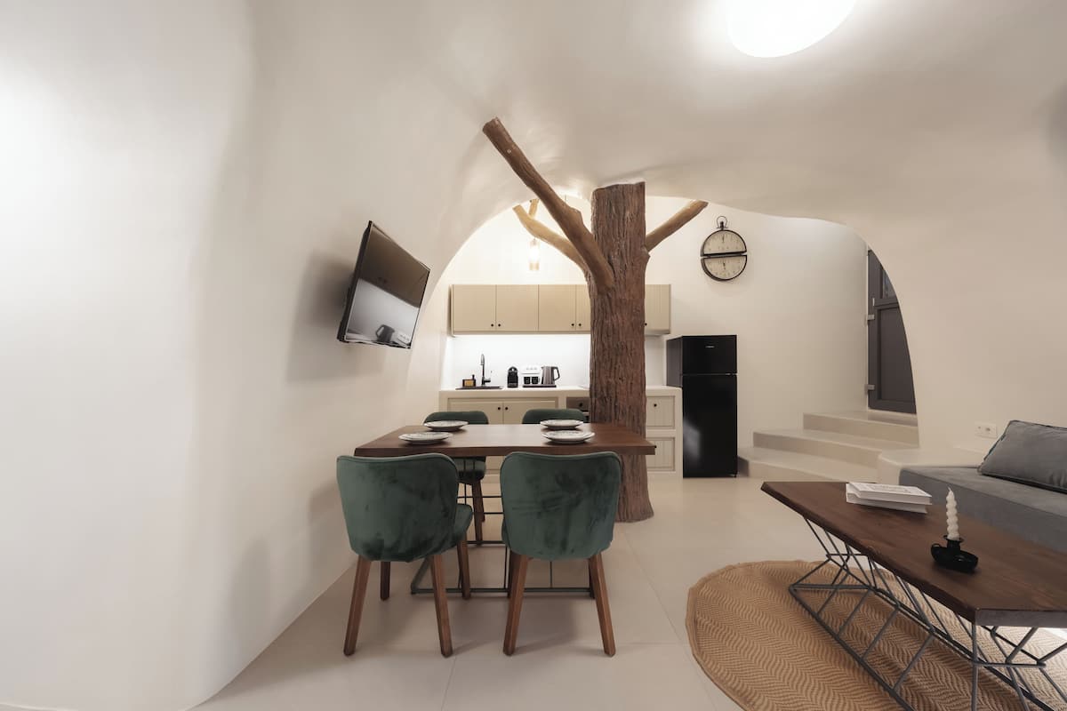 Frigobar, placa de cocina, cafetera/tetera, utensilios de cocina