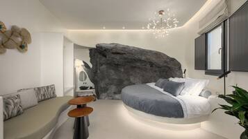 Ropa de cama de alta calidad y caja de seguridad en la habitación