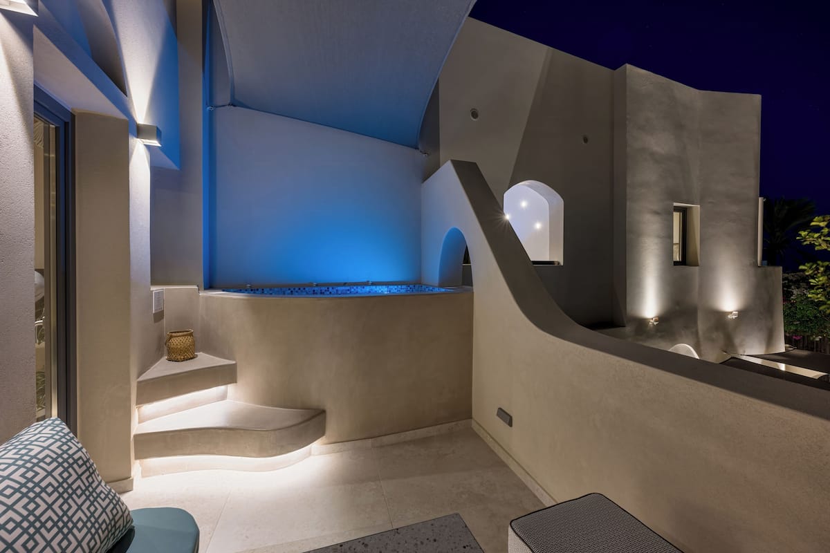 Superior Two Bedroom Suite with Outdoor Jetted Tub | 1 quarto, roupas de cama premium, cofres nos quartos