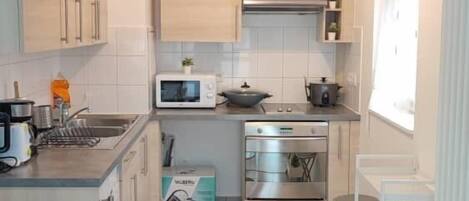 Kylskåp, ugn, spishäll och kaffe- och tebryggare